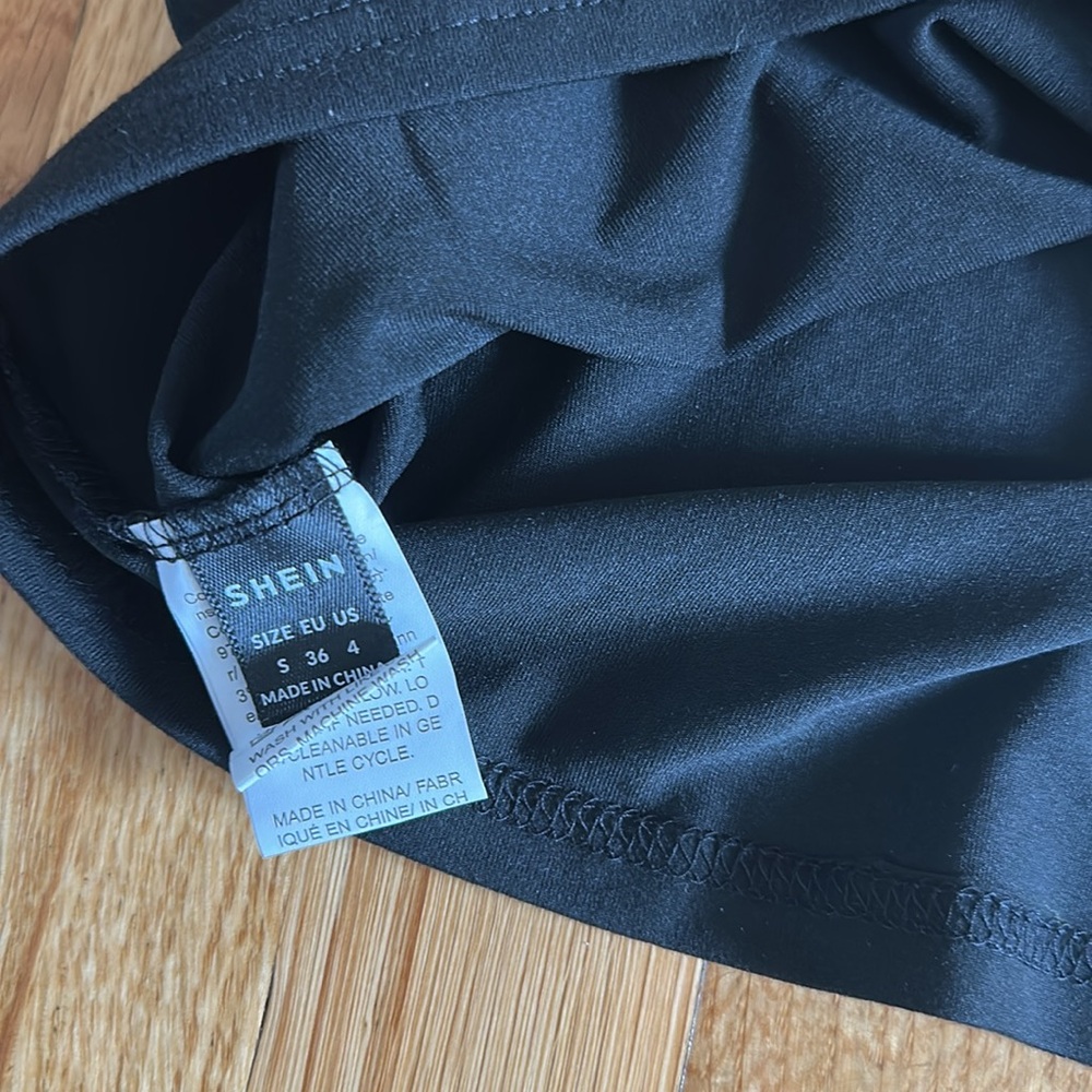 Black Basic Cropped Tank Top - Picture 2 of 2